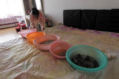 江津楼上漏水，住户失联，小区没物管，业主维权难！律师来支招……